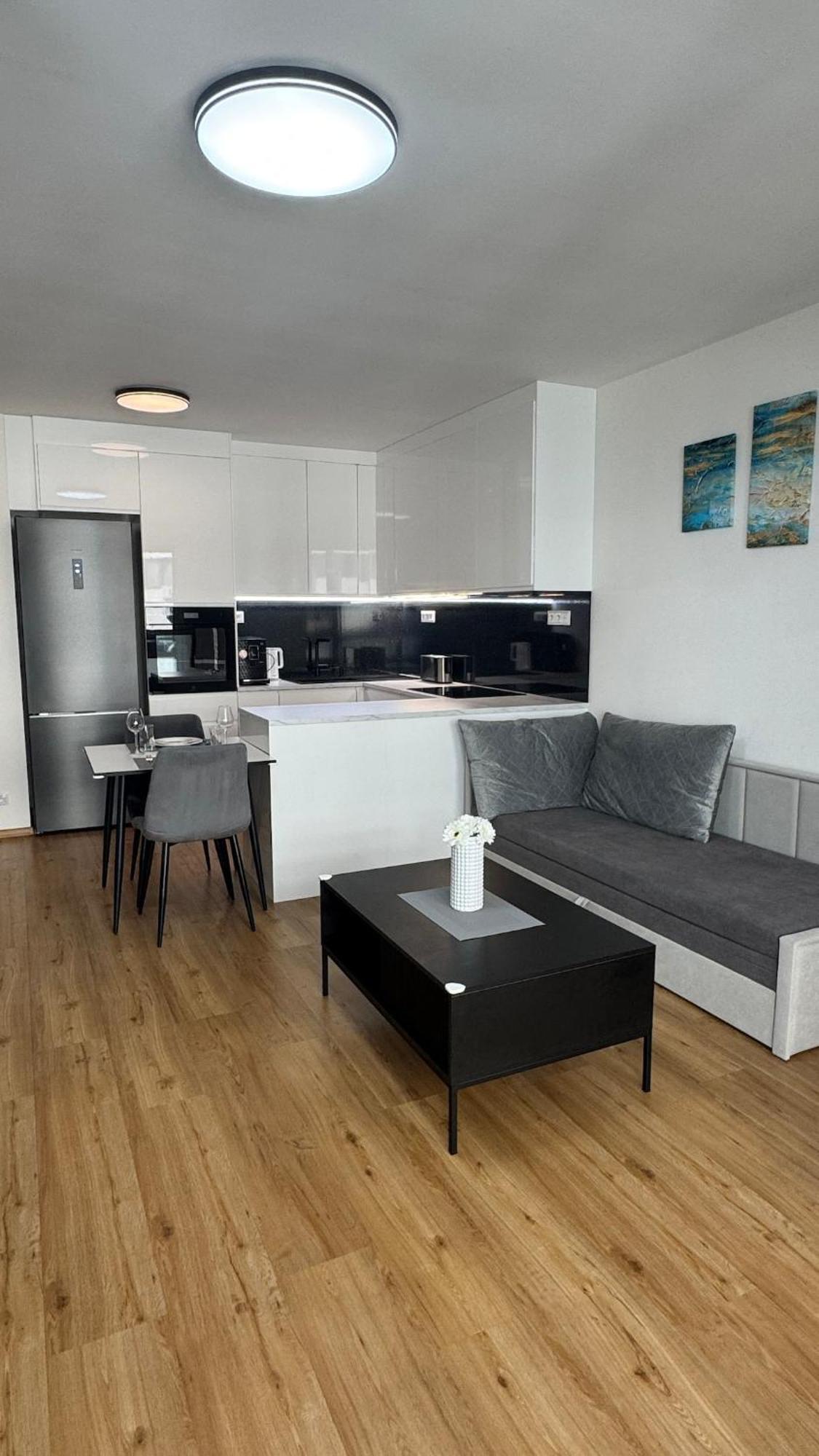 Апартаменти Prestige - Next To Ice Arena, Private Parking