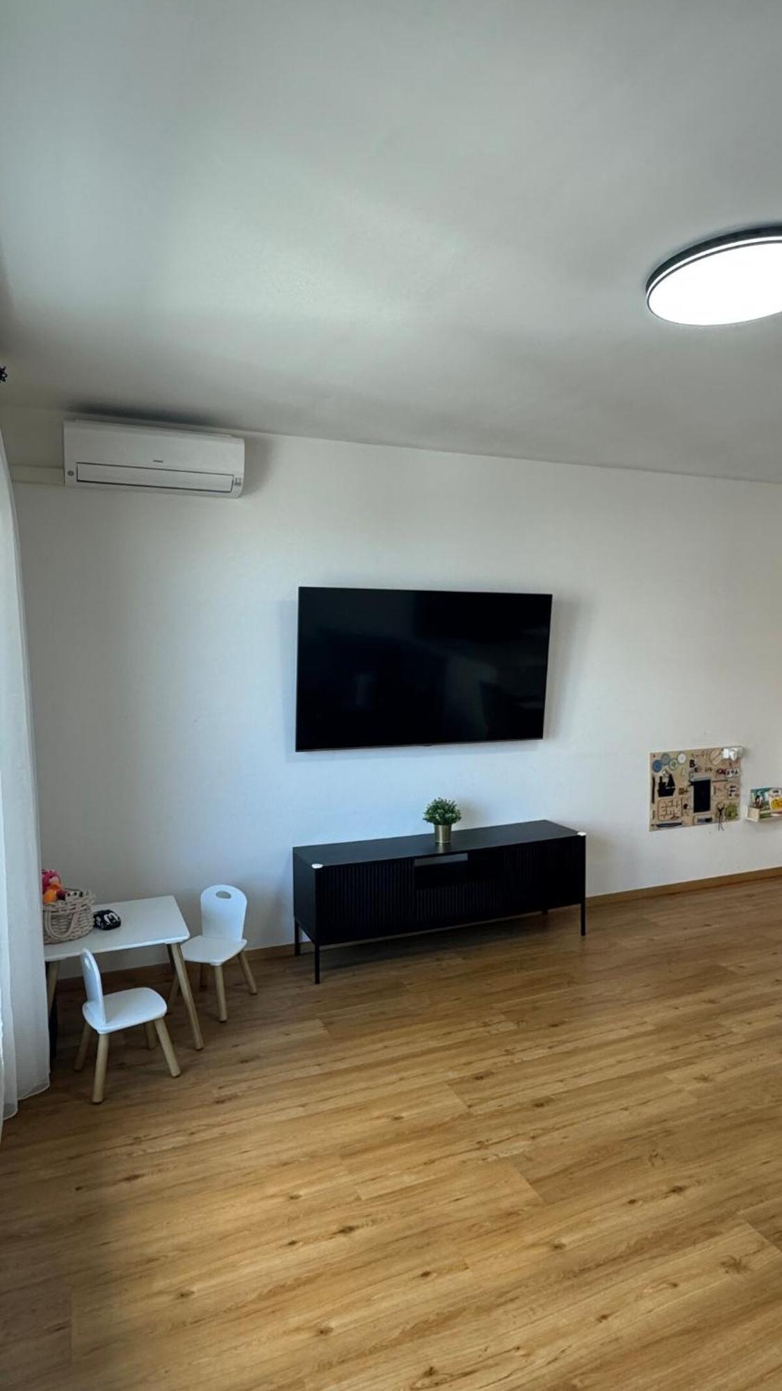 Апартаменти Prestige - Next To Ice Arena, Private Parking *