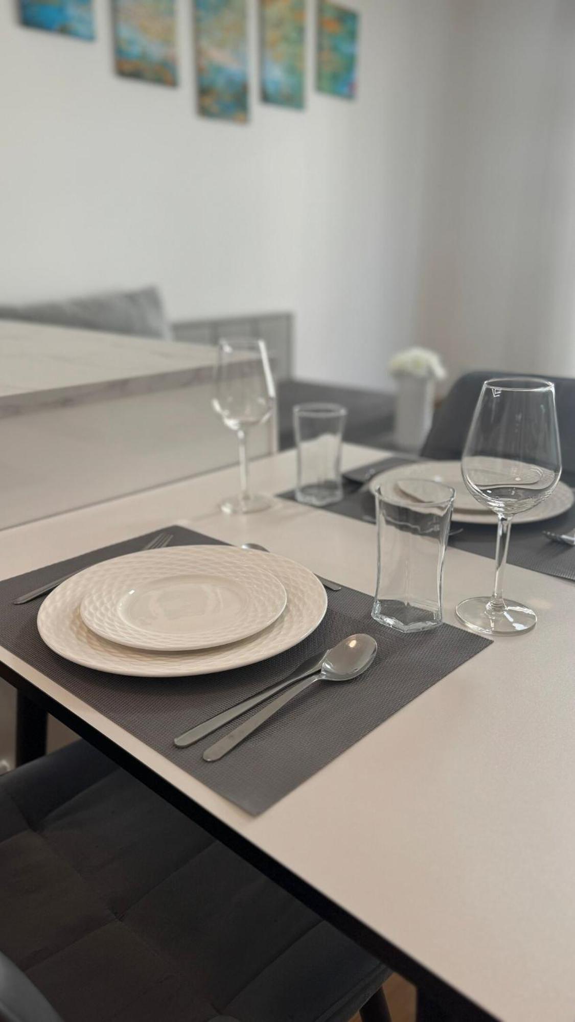 Апартаменти Prestige - Next To Ice Arena, Private Parking Братислава